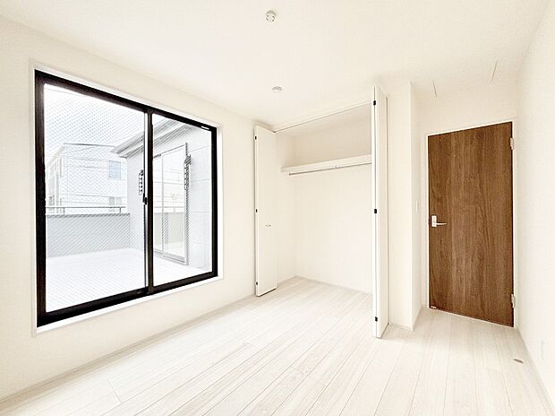 窓からのやさしい光が心地よいプライベートルーム