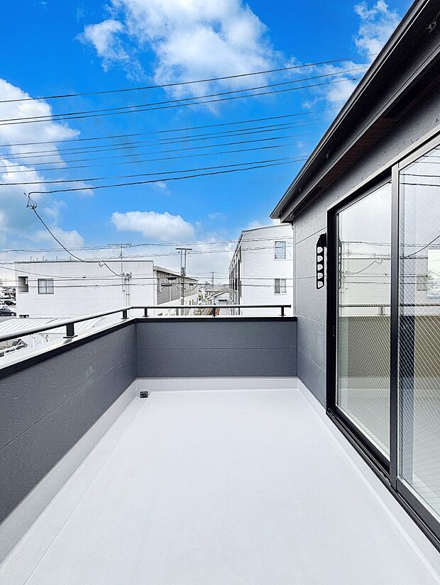 ゆったりバルコニーだから沢山お洗濯ものを干せます。