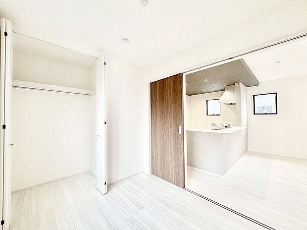 リビング隣接の洋室は個室としても利用できます