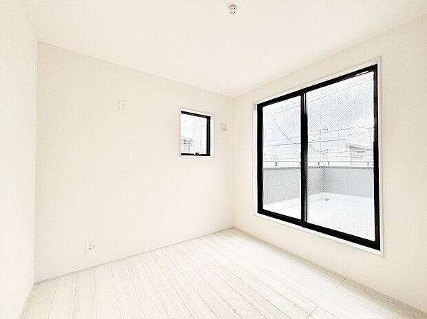 窓からのやさしい光が心地よいプライベートルーム