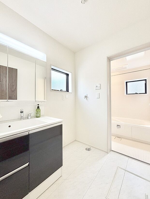 広々とゆとりのあるランドリースペース。