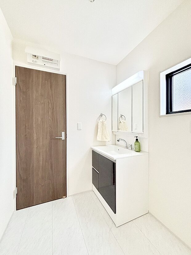 清潔感のある快適空間です。毎日の身支度も気持ち良くお使い頂けます。