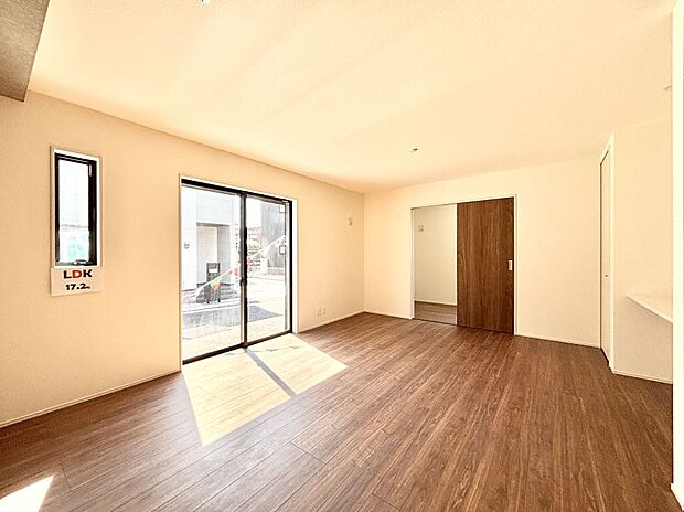 明るい陽光が注ぎ、寛ぎの雰囲気に満たされるリビング・ダイニング。