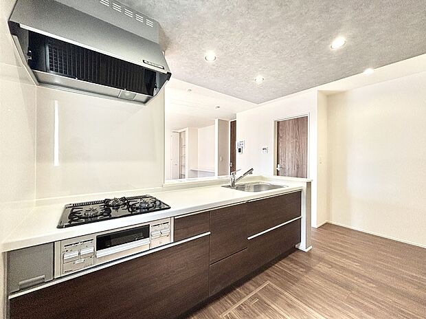 料理をしながらでもご家族との会話を楽しめる対面キッチン