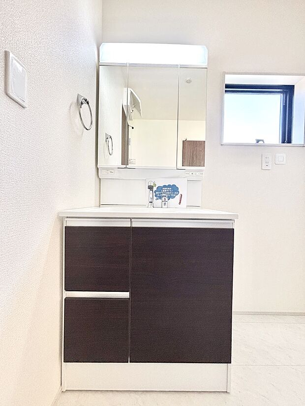 大きく見やすい三面鏡で清潔感ある洗面台は、身だしなみチェックや肌のお手入れにおすすめです。