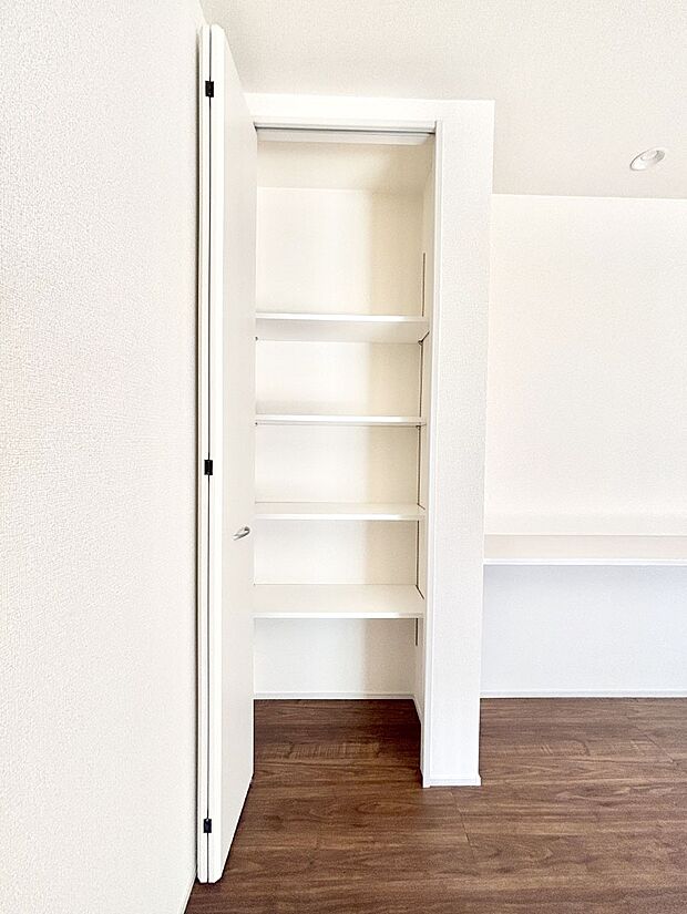 リビング収納。ここに収納があると物が集まるLDKがスッキリ片付きそうですね。