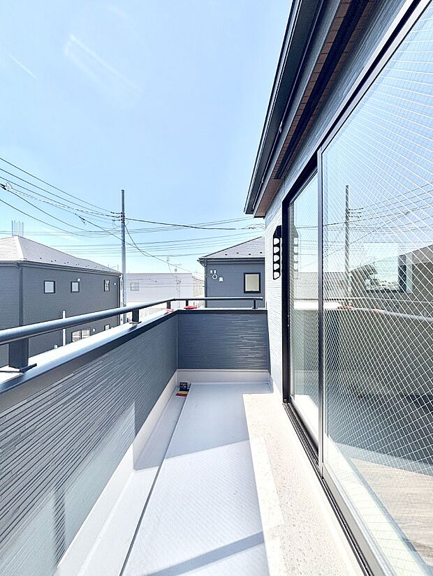 南向きのバルコニー!ご家族の洗濯物はもちろん、お布団もたっぷり干せます!