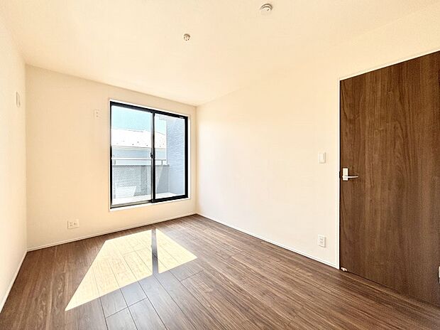 バルコニーが開放感をプラスしてくれる洋室