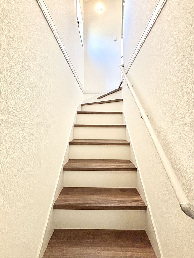 安全性を考慮し階段には手すりを設置しています