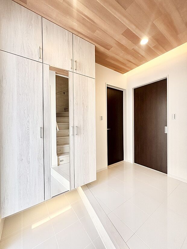 ミラー付きシューズボックスはお出かけ前の身だしなみチェックに便利