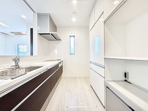 カップボードを設置した充実のキッチン。家族で一緒にお料理するのも楽しくなるキッチンです。