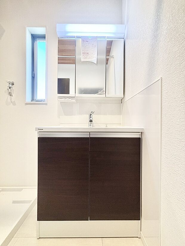 大きく見やすい三面鏡で清潔感ある洗面台は、身だしなみチェックや肌のお手入れにおすすめです。