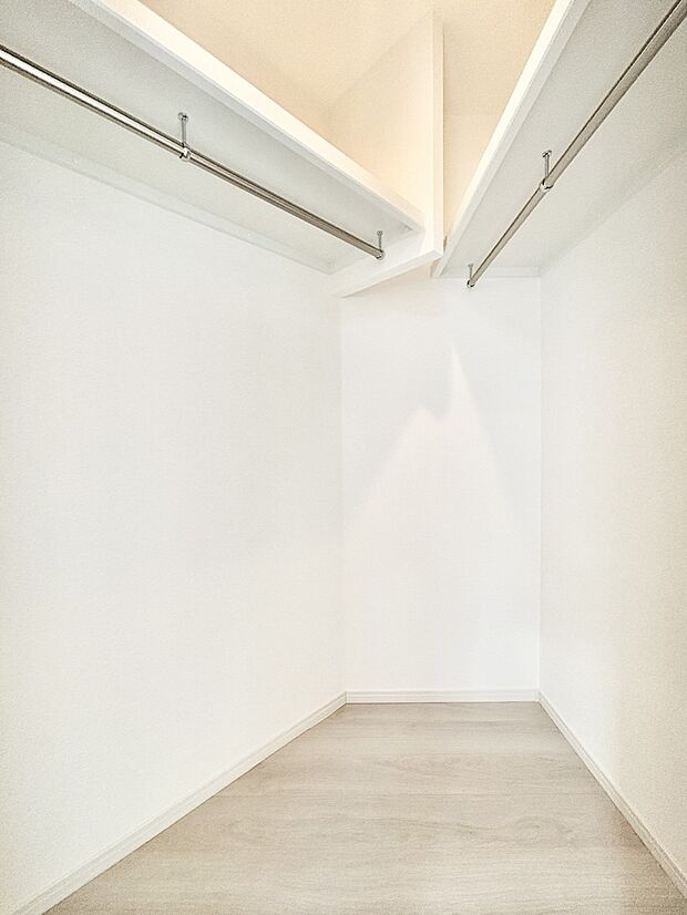 洋室のクローゼット。奥行きがあるので厚手の衣類もすっきり収まります。