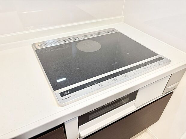 IHクッキングヒーターは天板の調理面がフラットなので調理後はサッと一拭きするだけ!