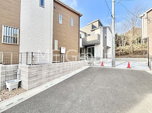 奥まった地形は、車道に面しておらず、静かでプライベート感を味わえる立地です。