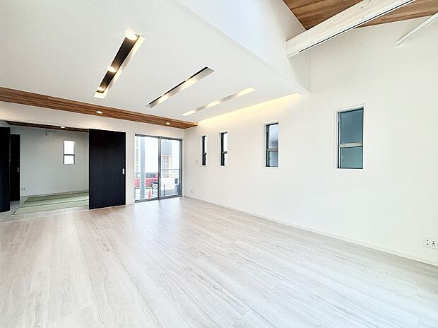 家族の笑顔が自然と生まれてくる、そんな雰囲気のダイニングに仕上がっています。