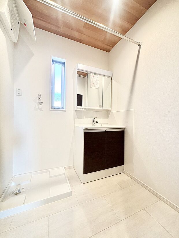 窓のある明るいランドリースペース