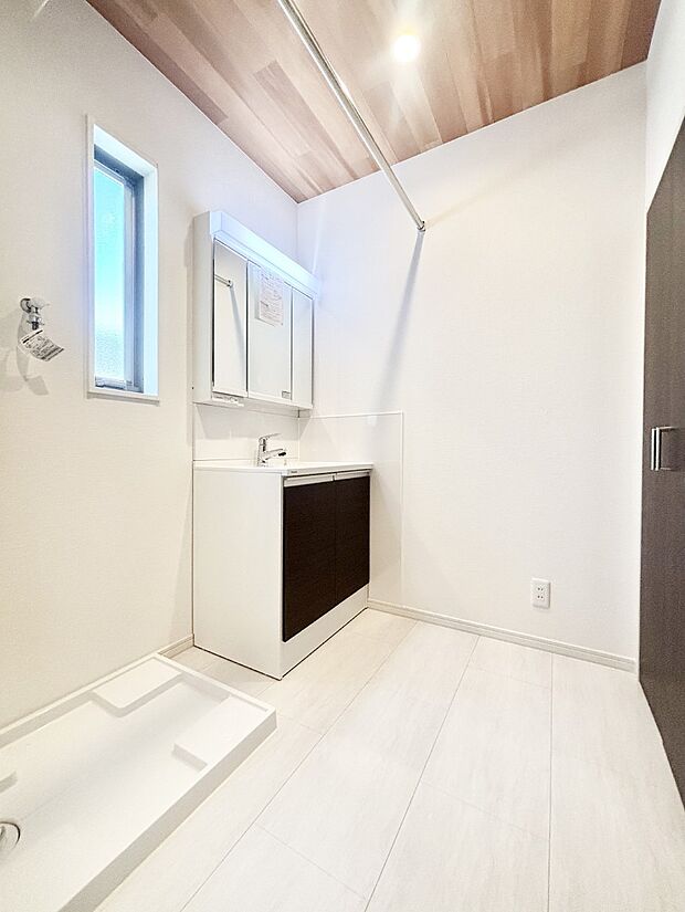 小窓がついているので湿気の多い場所でも換気が十分行えます。毎日の身支度を気持ち良く!