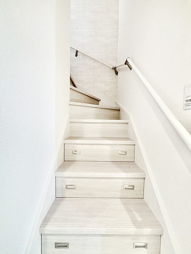 安全性を考慮し階段には手すりを設置しています