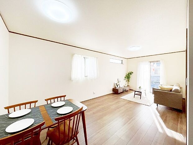 ご家族の賑やかな話し声で包まれる明るいリビング