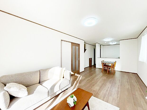 落ち着いた雰囲気のLDKは家族みんなの快適空間