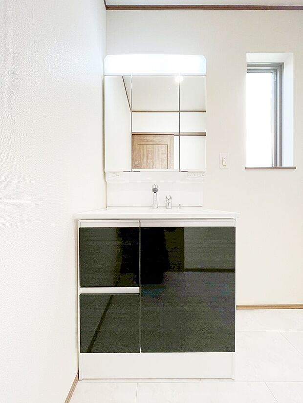 収納力と機能性に優れた洗面化粧台