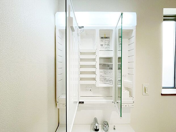 三面鏡の裏に、化粧品や衛生用品などを収納可能。洗面台をすっきりと保ちます！