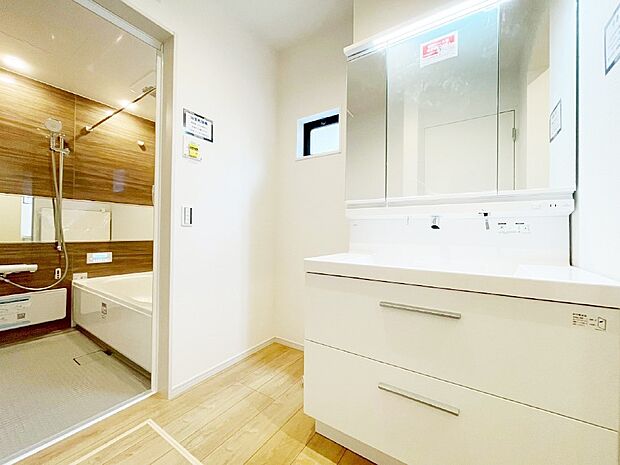 清潔感ある洗面化粧室で朝の身支度も快適