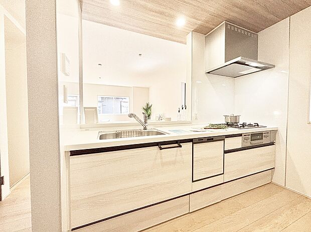 リビングで遊ぶお子様を見守りながらお料理ができる対面キッチン