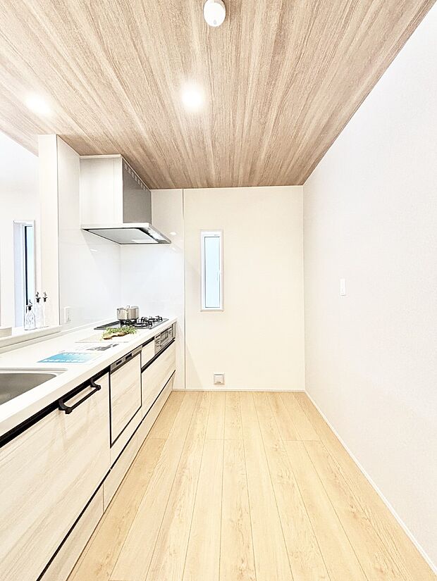 爽やかな風が通り抜けるキッチン。窓があるので明るく換気にも役立ちます。