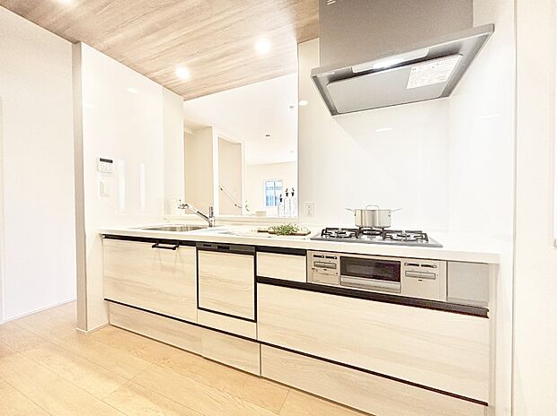 カウンター越しに楽しいおしゃべり。いつものお料理がもっと美味しくなりそうですね。