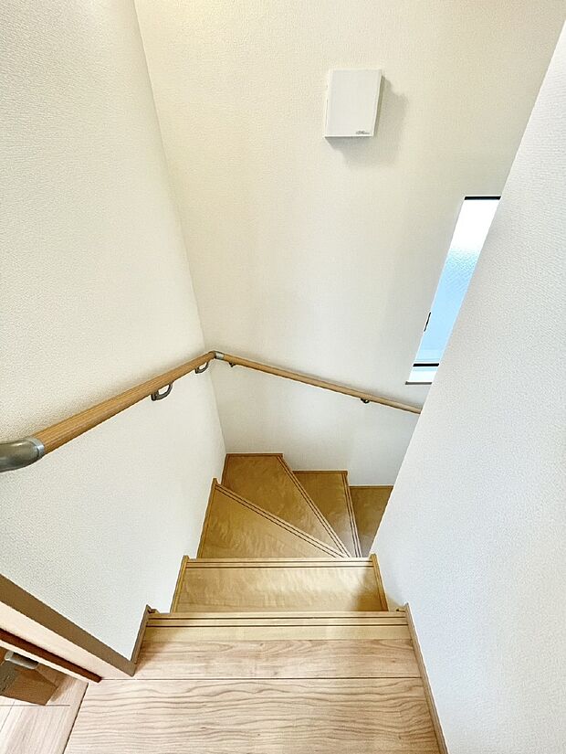 階段には手すりがあり、小さなお子様やお年寄りの方にも安心です。