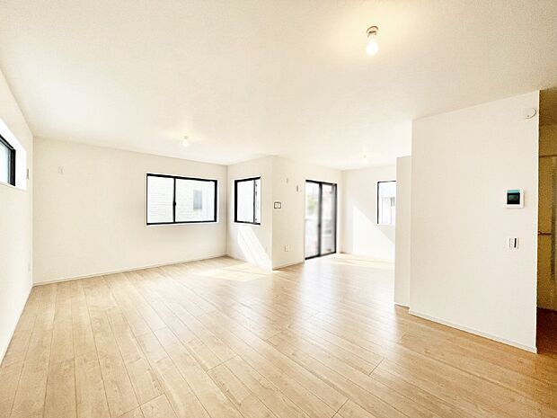 大きな窓からたっぷりの陽光と風を感じられるリビング