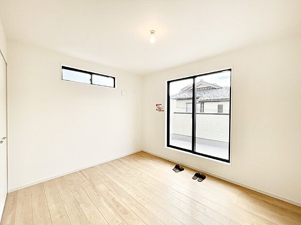 明るいバルコニーサイドに洋室を設置。目覚めの良い寝室に。