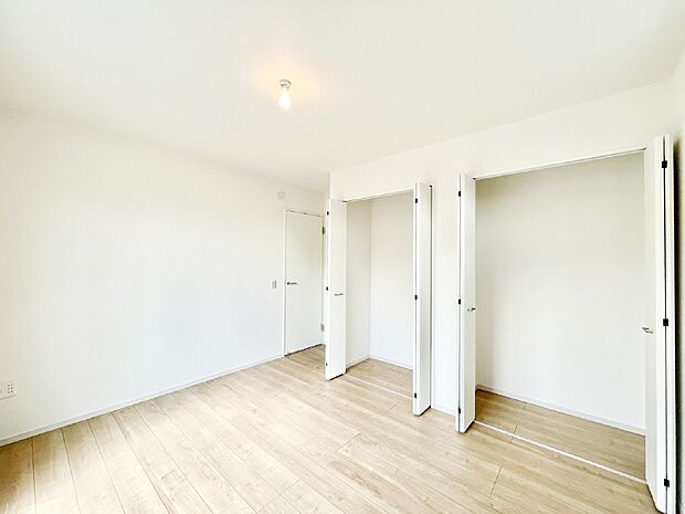 使いやすい形でベットや家具の置き方にも困ることもありません。