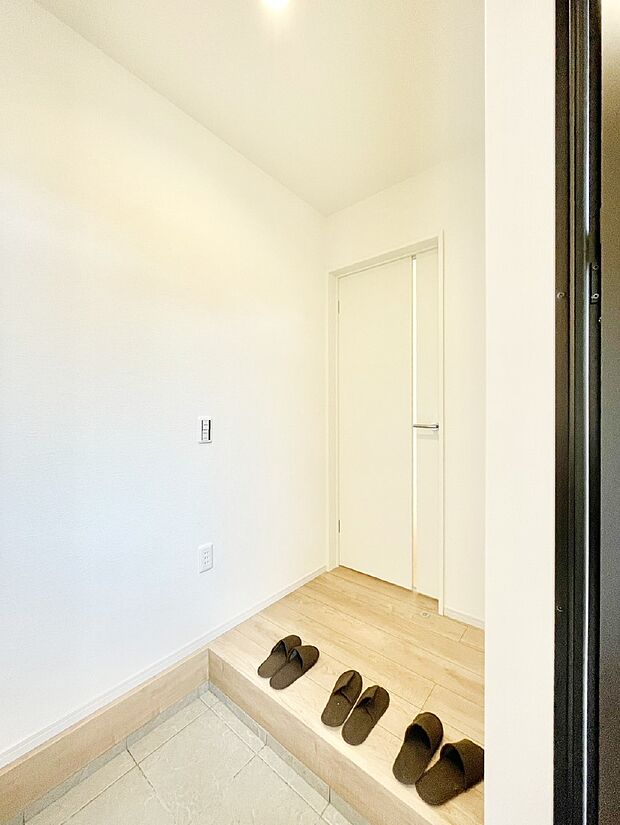 窮屈さを感じさせない広々玄関!