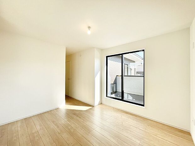 明るいバルコニーサイドに洋室を設置。目覚めの良い寝室に。 