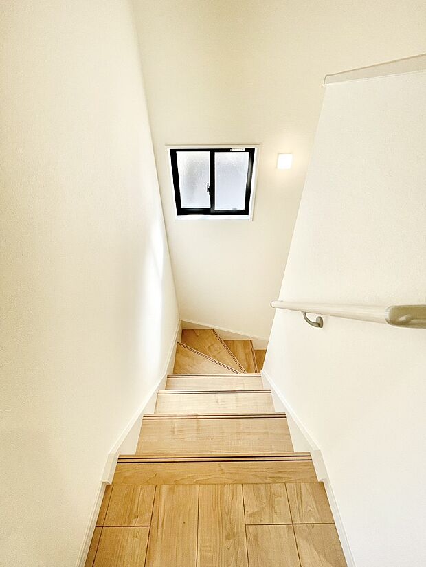 安全性を考慮し階段には手すりを設置しています