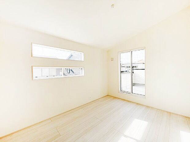 明るいバルコニーサイドに洋室を設置。目覚めの良い寝室に。 