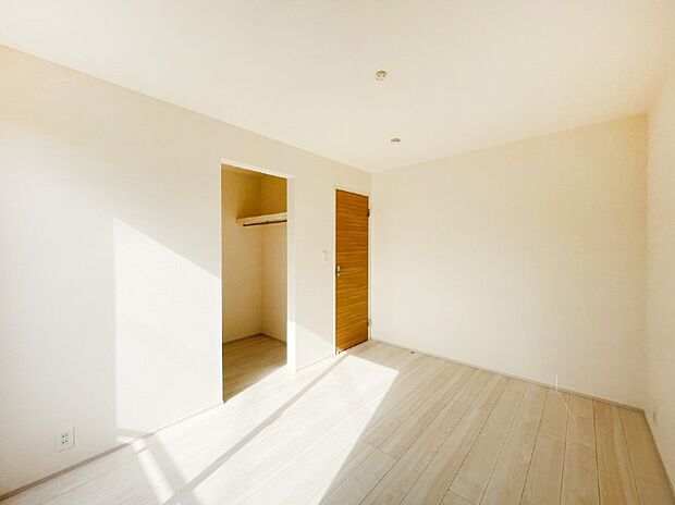 たっぷりの収納力を備えたWIC付きのお部屋はスッキリ快適に過ごせます！
