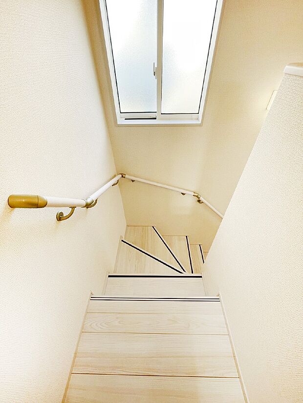 小さなお子様やご年配の方に嬉しい配慮！階段には手摺付きです。