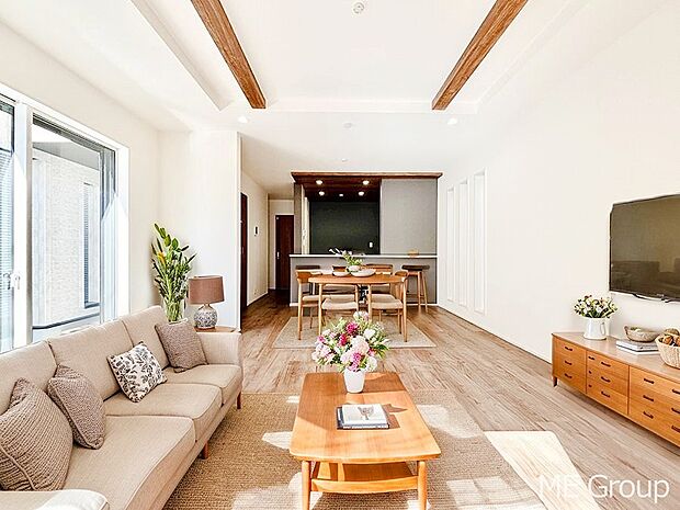 ご家族の賑やかな話し声で包まれる明るいリビング ※家具はCGです