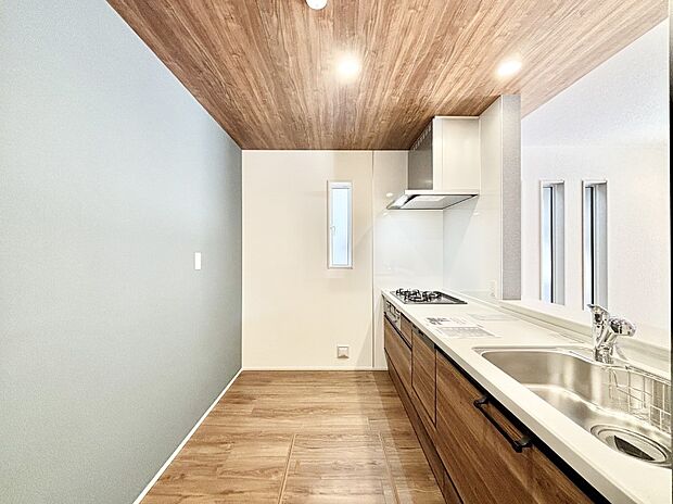 爽やかな風が通り抜けるキッチン。窓があるので明るく換気にも役立ちます。