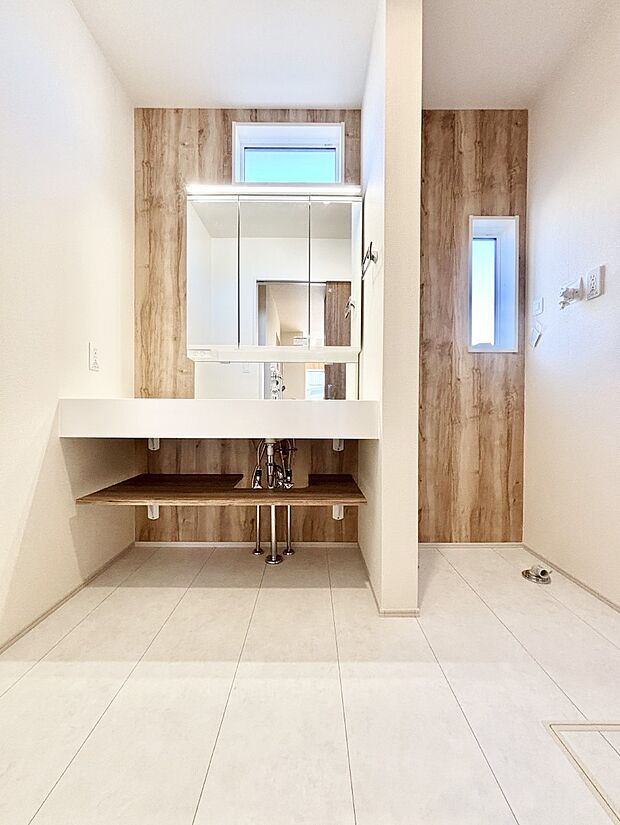 明るい洗面所は毎朝の身支度も楽しくできちゃいそうです。