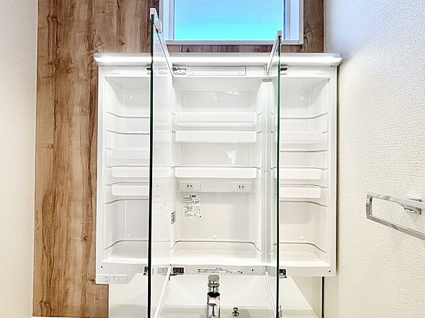 三面鏡の裏に、化粧品や衛生用品などを収納可能。洗面台をすっきりと保ちます！