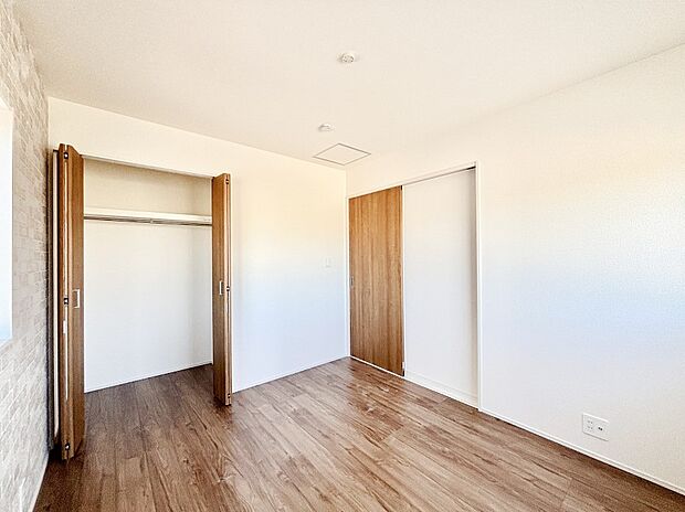 やさしい光がさしこむ居室はしっかり収納付き