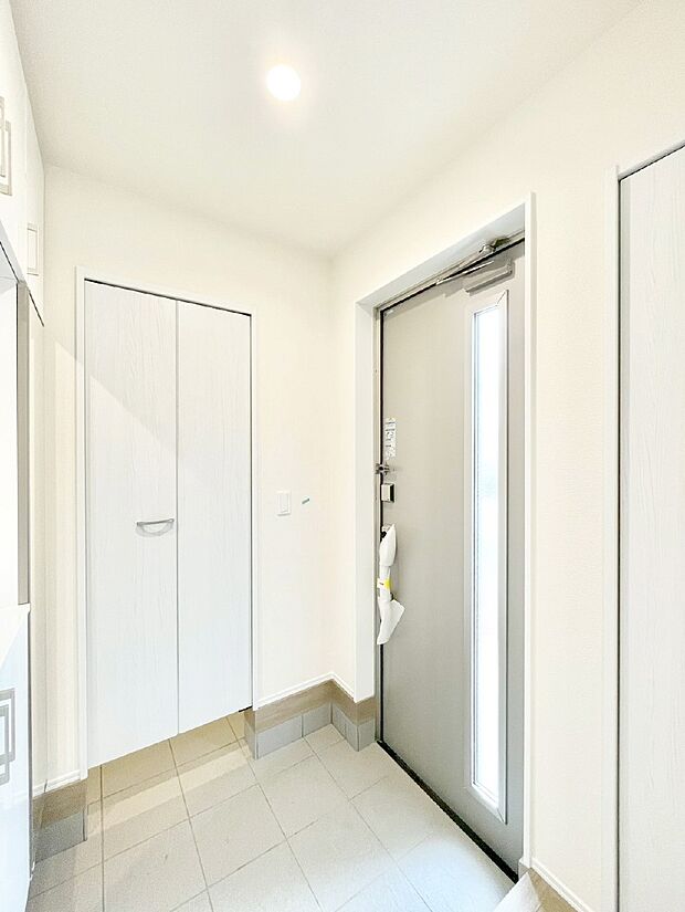 天井まである玄関収納で、家族全員の靴もすっきり収納！ 