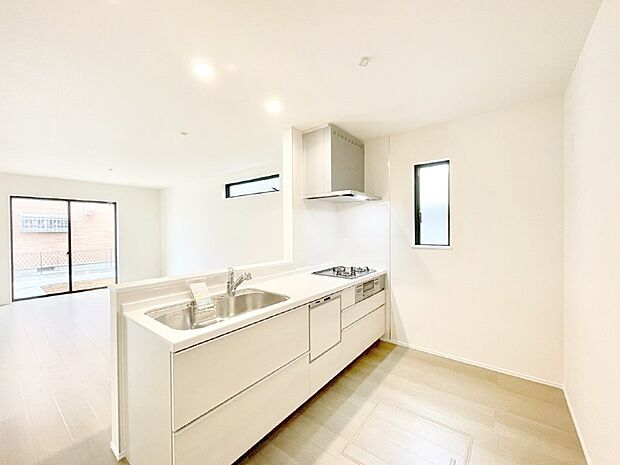 爽やかな風が通り抜けるキッチン。窓があるので明るく換気にも役立ちます。