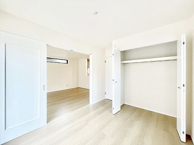 リビング隣接の洋室は個室としても利用できます