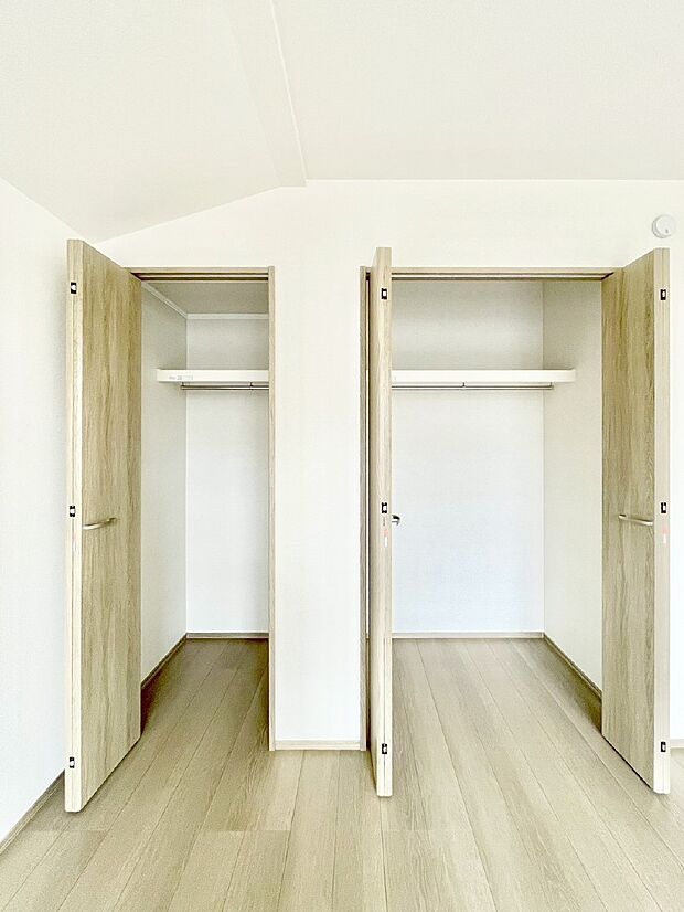 洋室のクローゼット。奥行きがあるので厚手の衣類もすっきり収まります。